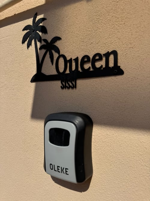 Portachiavi stanza Sissi dell'Hotel Queen con decorazione a palma e dispenser di igienizzante a Campofilone