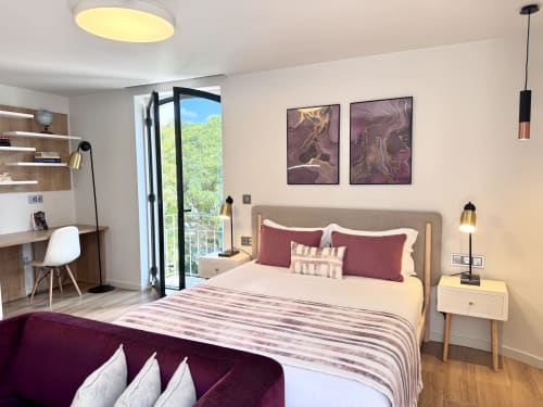 Apartamento Deluxe cinzento em RIA CENTRUM Aveiro, quarto moderno, vista para o canal, toques borgonha