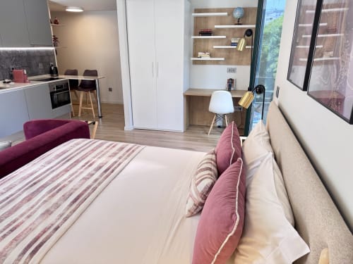Appartement Deluxe Gris au RIA CENTRUM à Aveiro avec lit, cuisine, bureau et vue sur le canal