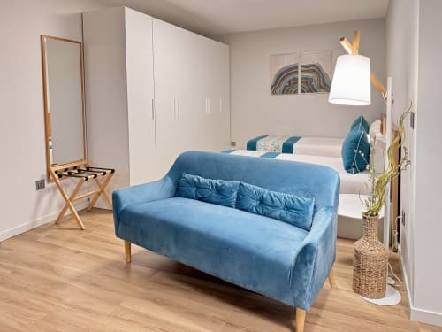 Chambre Twin Turquoise à RIA CENTRUM Smart Residence Aveiro avec canapé bleu, mobilier en bois et équipements modernes