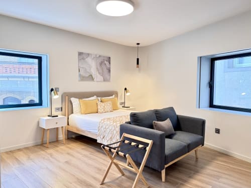 Appartement Deluxe Sand à RIA CENTRUM à Aveiro avec lit queen-size, canapé, bureau et vue sur la ville