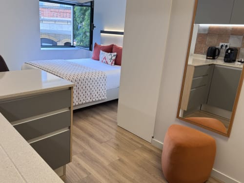 Appartement studio moderne au RIA CENTRUM Smart Residence à Aveiro avec vue sur la ville, lit, kitchenette et design contemporain