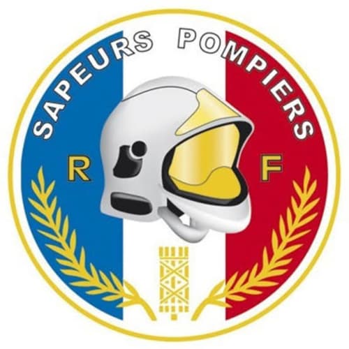 Emblème de pompier pour le gîte Le Mas Des Pins à Beynes avec casque de sapeur-pompier et couleurs nationales