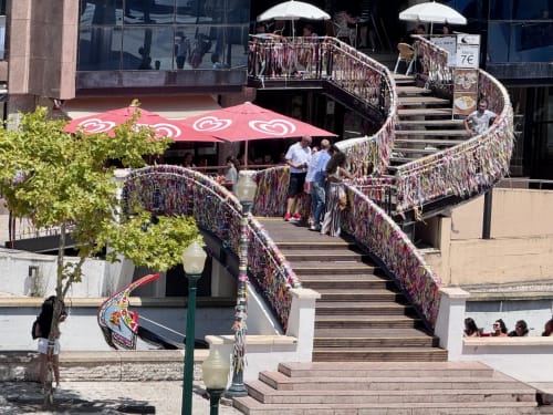Escalier extérieur avec rampes tissées colorées à l'hôtel RIA CENTRUM à Aveiro, Portugal, avec parasols et coin détente