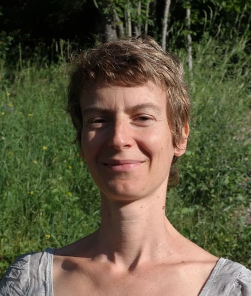 Directrice de l'hôtel L'encabanée à Saint-Paul-sur-Ubaye, souriante en extérieur avec un fond de verdure