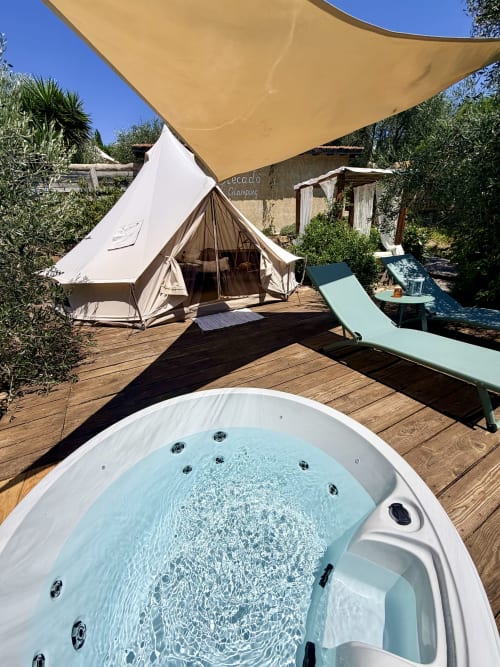 Tenda glamping Agritusmo Stecadò con vasca idromassaggio, lettini e giardino a Dolceacqua
