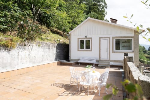 Cottage en terraza en Vilaboa, Pontevedra con muebles blancos, vistas a la montaña y jardín