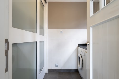 Moderno lavadero con lavadora en la casa rural Vilaboa de Pontevedra, España