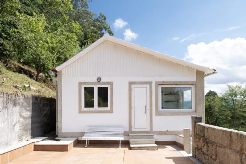 Casa blanca con vistas a la montaña y terraza en Vilaboa By O Quinteiro, Pontevedra, con zona de comedor al aire libre y jardín