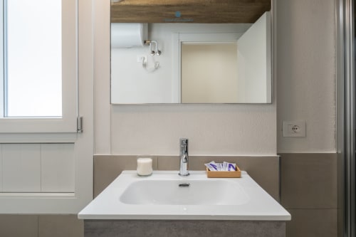 Moderno lavabo del bagno con specchio presso l'aparthotel House Live Express a Cagliari, Italia