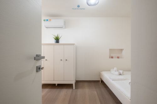 Camera moderna di House Live Express a Cagliari con letto, armadio, aria condizionata e arredi minimalisti
