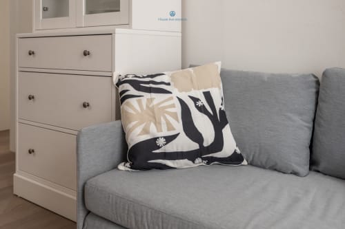 Divano grigio con cuscino decorativo bianco e nero nell'appartamento House Live Express a Cagliari