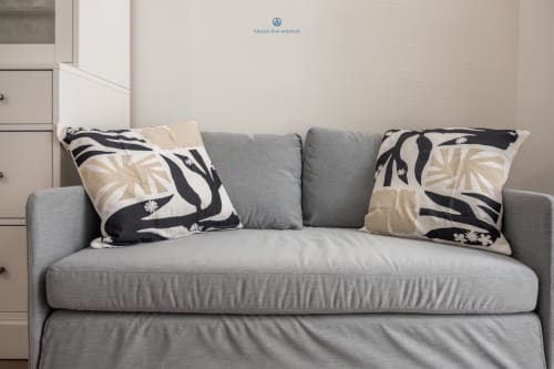 Divano grigio con cuscini decorativi a motivi bianco e nero nell'appartamento Domo de Mesu presso House Live Express