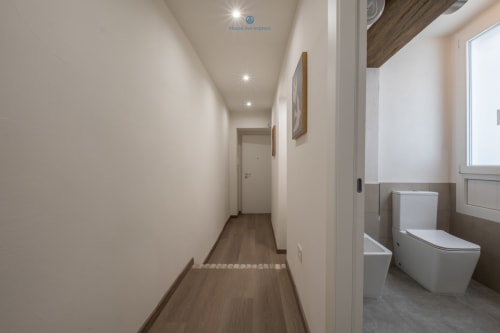 Corridoio e bagno moderni nell'appartamento House Live Express a Cagliari con pavimenti in legno e arredi contemporanei