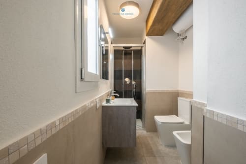 Bagno moderno nell'appartamento House Live Express a Cagliari, con lavabo, water, bidet e doccia