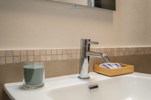 Moderno lavabo con rubinetto cromato, bacino bianco e comfort presso House Live Express a Cagliari