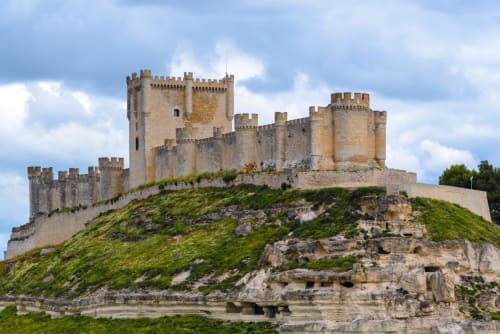 Castillo de Peñafiel en la cumbre cercana a Valladolid, España con torres medievales de piedra y muros fortificados