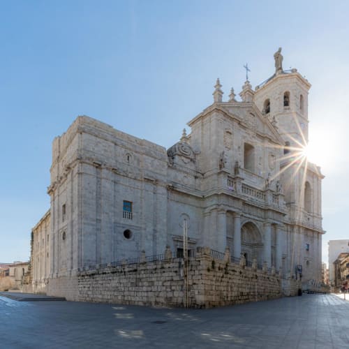 Catedral histórica de piedra en Valladolid, España con campanario y cruz, de arquitectura Barroca