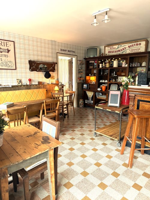 Salle à manger de bistrot vintage Comme chez Louise à Plestin les Grèves : mobilier rétro, carrelage damier, atmosphère chaleureuse