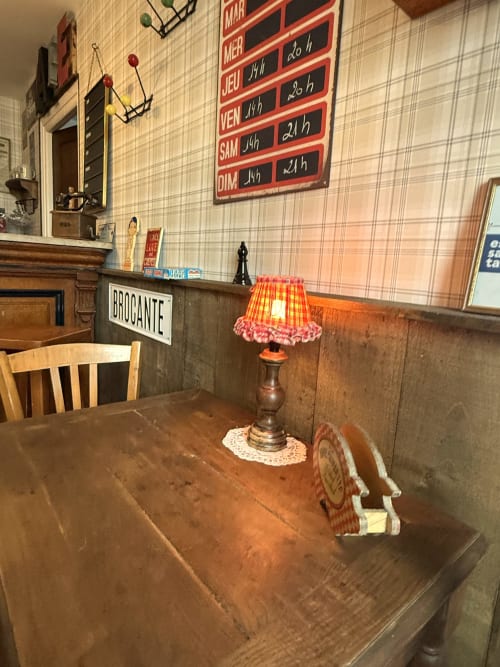 Coin repas douillet au gîte Comme chez Louise à Plestin les Grèves, avec décor vintage, table en bois et jours de la semaine