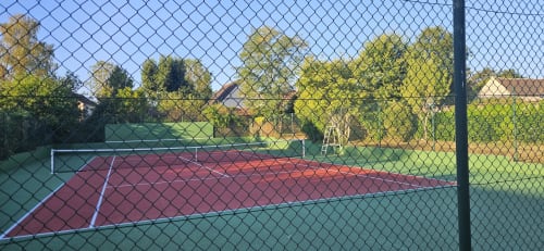 Court de tennis du gîte Le Champ de L'Eau à Crécy-la-Chapelle, France