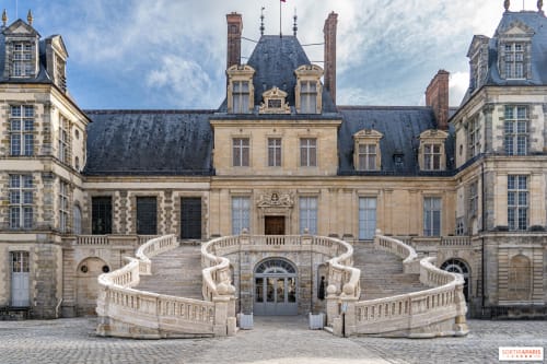 Cour grandiose d'un château français avec escaliers en pierre ouvragés à Maisons Des Pasereaux, Le Vaudoué