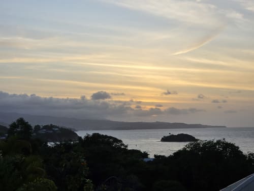 Vue panoramique du coucher de soleil sur la mer des Caraïbes depuis le balcon de la Suite Azur, Clémara Evasion, Schœlcher Martinique