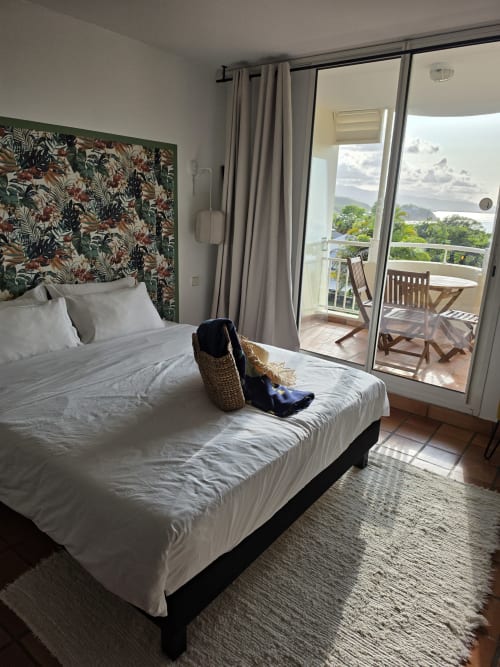 Chambre Suite Azur de Clémara Evasion avec balcon vue mer à la Martinique