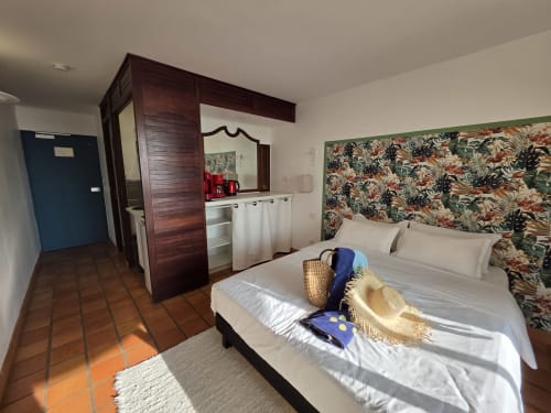 Chambre Suite Azur de Clémara Evasion à Schœlcher, vue mer, lit queen, kitchenette et décor tropical