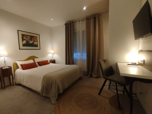 Chambre confortable à la Villa Voltaire avec lit queen, bureau, TV et équipements modernes à Clamart