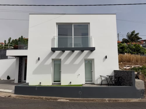 Villa moderna branca Sunshine 85 em Ribeira Brava, Madeira, com varanda e terraço em preto