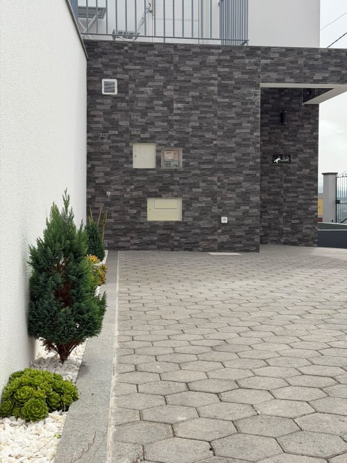 Vila moderna com pátio, muro de xisto, terraço pavimentado e vegetação em Ribeira Brava, Madeira