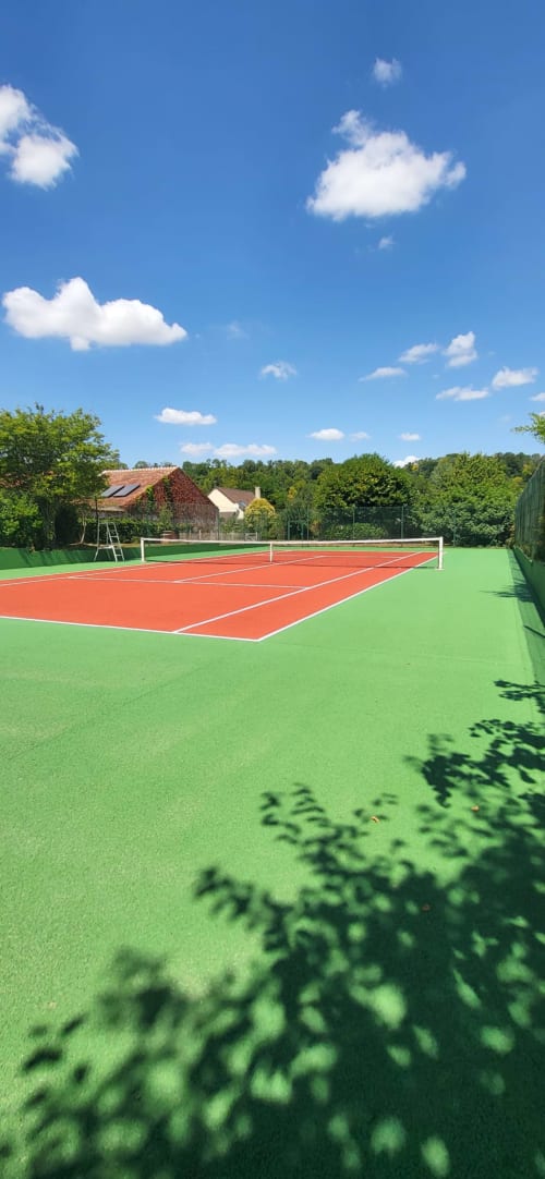 Court de tennis professionnel à Le Champ de L'Eau, gîte rural près de Crécy-la-Chapelle, France