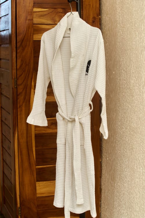 Peignoir matelassé blanc accrochée à la porte de l'Hôtel Yakro à Yamoussoukro