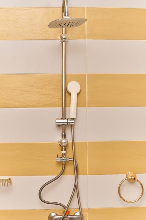 Douchette de pluie moderne avec spray blanc portatif dans la salle de bain de l'Hôtel Yakro Yamoussoukro
