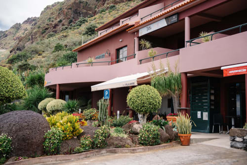 Terraço da Villa Amore com jardins coloridos, vista das montanhas e entrada acolhedora em Portugal