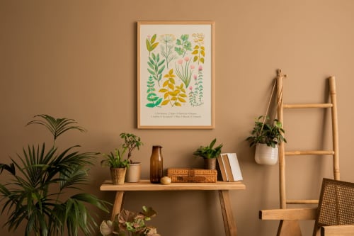 Interior em tons de bege quente nas Villas Simone com arte botânica na parede, prateleira de madeira, plantas em vasos e decoração com escada de palha