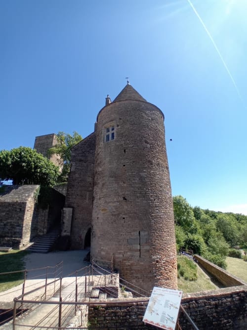 Tour en pierre historique aux Gîtes les Orchidées près de Cluny, France avec toit conique et architecture médiévale