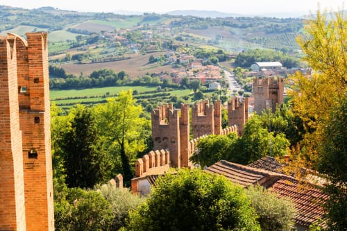 Torri del castello medievale con vista sulla campagna di Pesaro e l'Adriatico, location dell'hotel Holiday Suites