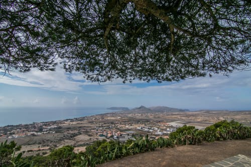 Vista panorâmica das Villas Simone com vistas da paisagem costeira e picos vulcânicos de Lanzarote
