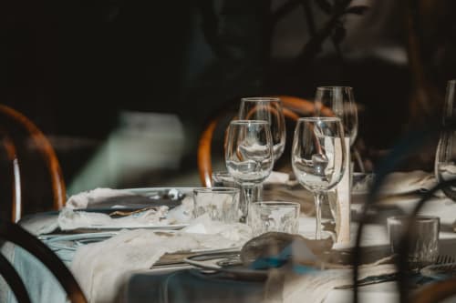 Elegante tavolo da pranzo formale presso Holiday Suites Pesaro con calici di vino e coperto