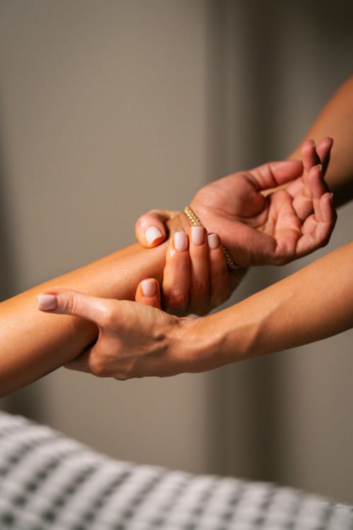 Due persone che si tengono per mano mostrando cura e connessione presso Holiday Suites Pesaro