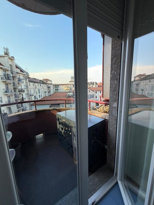 Splendida vista dal balcone della Suite Porta Romana a Milano, affacciata su edifici residenziali e lo skyline cittadino