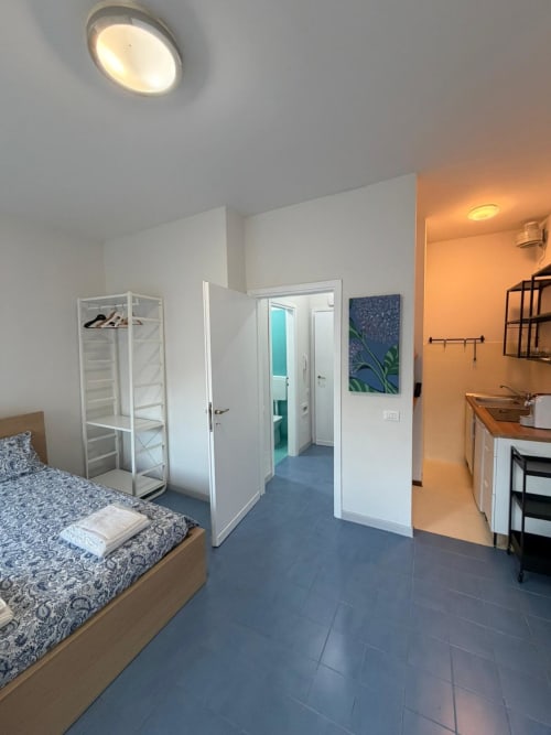 Luminoso monolocale a Porta Romana Suite Milano con letto, angolo cottura e comfort moderni