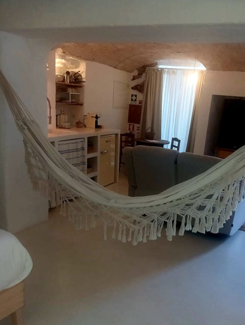Aconchego de loft com rede branca, kitchenette, sofá e luz natural pelas janelas em Estremoz