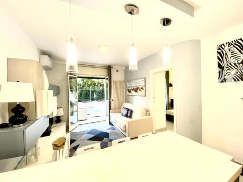 Camera da letto moderna con terrazza, arredamento contemporaneo e vista giardino presso Mottola Apartments a Tropea