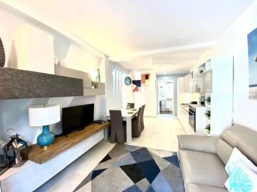 Moderno Appartamento Deluxe a Mottola a Tropea con living open-plan, cucina, zona pranzo e salotto con giardino