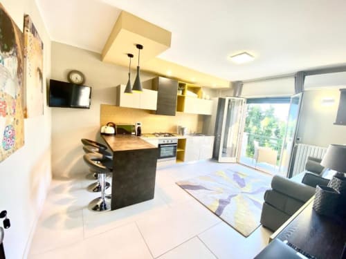 Moderno monolocale presso Mottola Apartments a Tropea con cucina a vista, sala da pranzo e soggiorno con giardino