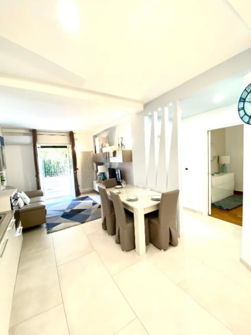 Luminoso Deluxe Apartment open-plan a Mottola in Tropea con tavolo da pranzo, salotto e vista giardino