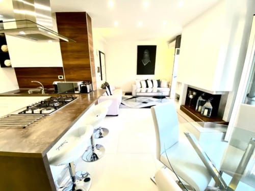 Elegante appartamento moderno a Mottola a Tropea con cucina a vista, zona living e giardino